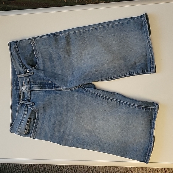 Levi's Jean Shorts ~Bermuda Knee Length. Size 27 - Picture 1 of 5